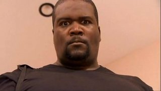 Aletta Ocean scopa mentre il suo uomo è lontano