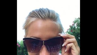 Мен тереблю саусақпен өз тугую пизду қоғамдық көк шалғында