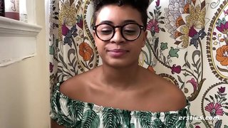 آبنوس بیبی بند ہو جاتا ہے سوفی پر