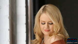 Store bryster og en rund røv blonde MILF babe viser off varme krop