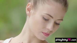 Худая брюнетка шлюха раздевается убагында бокс боюнча машыгууларды