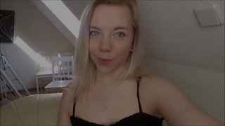 ���ளம் அழகான பெண் மீது தெளிக்கப்பட்ட