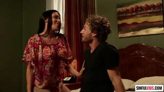 Bruneta excitat Rachel Starr suge tare tija în poziția 69 înainte de a se umple de sperma