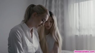 Titw bach lesbiaid teen scissoring gyda melyn dorm incharge