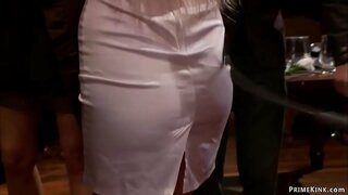 ���มบลอนด์นายหญิงลอเรไลน์ลีมาทำร้อนใหญ่น้าอกนางผมบลอนด์บนทาสของไรลี่ย์อีแวนส์อยู่ที่สาธารณะงานปาร์ตี้และทำให้เธอพยายามจองโต๊ะ doggy gangbang ระยำ