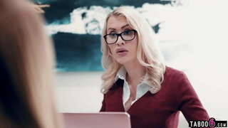 Tin-edyer stepdaughters may pipila ka mga kagul-anan sa trabaho uban sa iyang walay katapusan boss