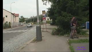 Njupuk enom sundel kanggo jancok ing jembatan ing taman umum