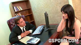 Seksi brunette sekretaris milf bajingan hard karo pasuryan lan