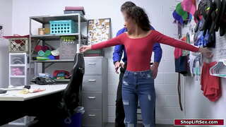 Мали цицки латина е фатен крадење и еден службеник не шуплина пребарување и прстите пичката и газот.Тој го прави нејзината му даде bj и анален ебе неа