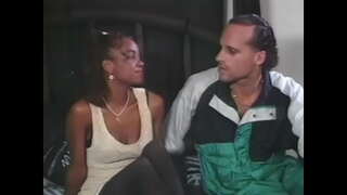 Ekzotik сучка qara yastı olur, bərk ağ üzvü yaradır, it